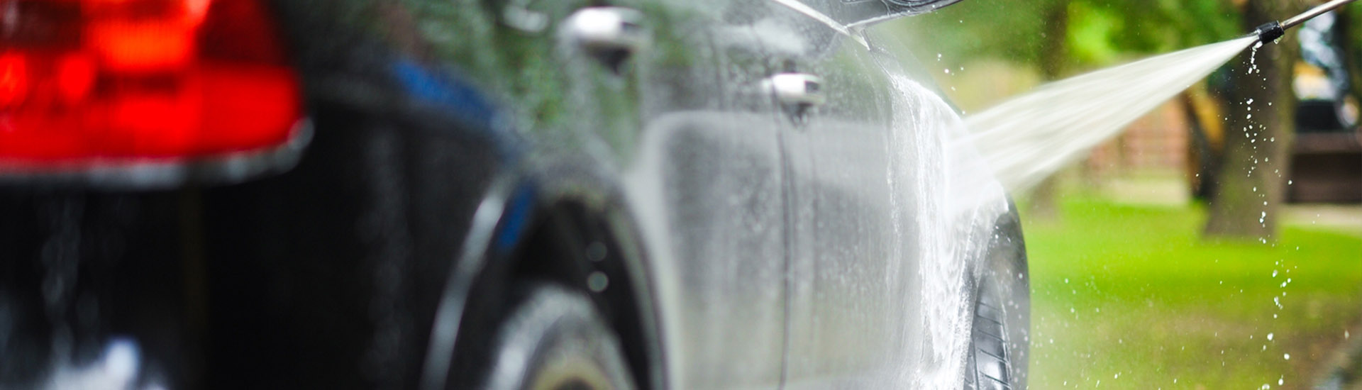 Мыть машину во дворе частного дома. Hand car Wash. Моют машину на улице. Машина моет дорогу. Дождь моет автомобиль.